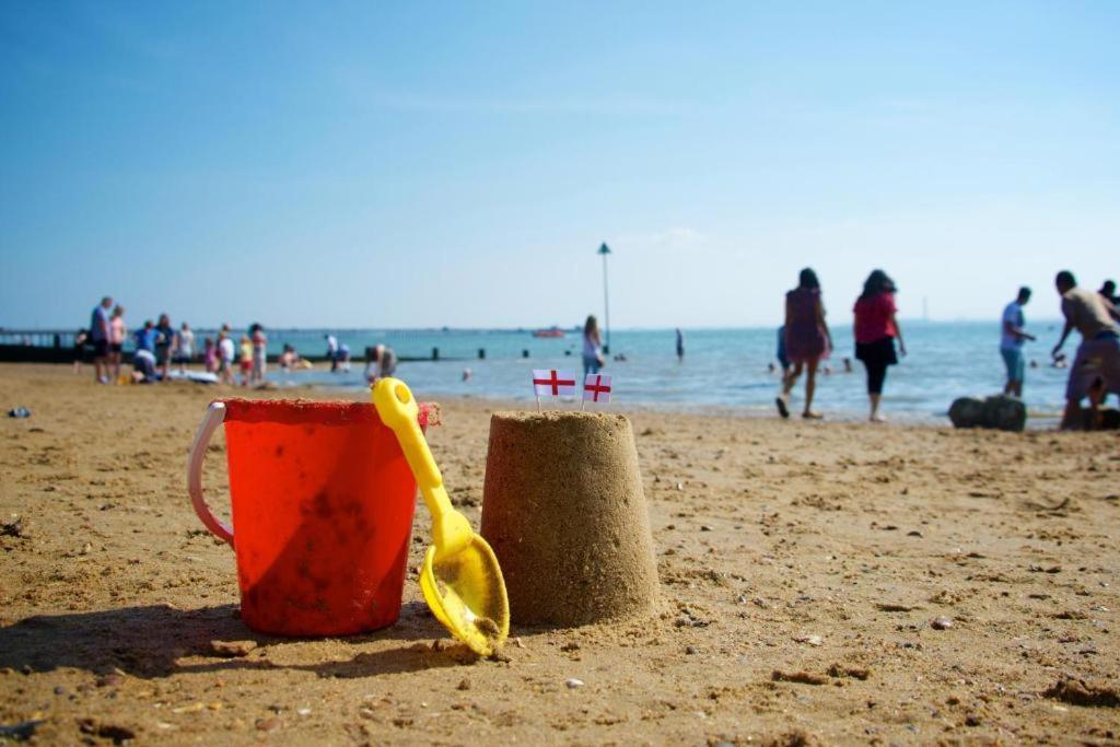 Marine Villa Hotel & Suites - Close To Beach, Train Station & Southend Airport Екстер'єр фото