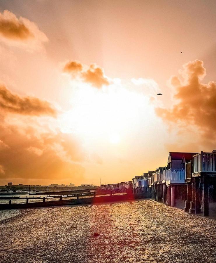 Marine Villa Hotel & Suites - Close To Beach, Train Station & Southend Airport Екстер'єр фото